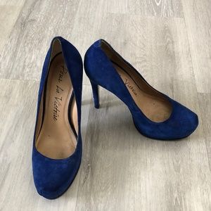 High heeled pumps royal blue color